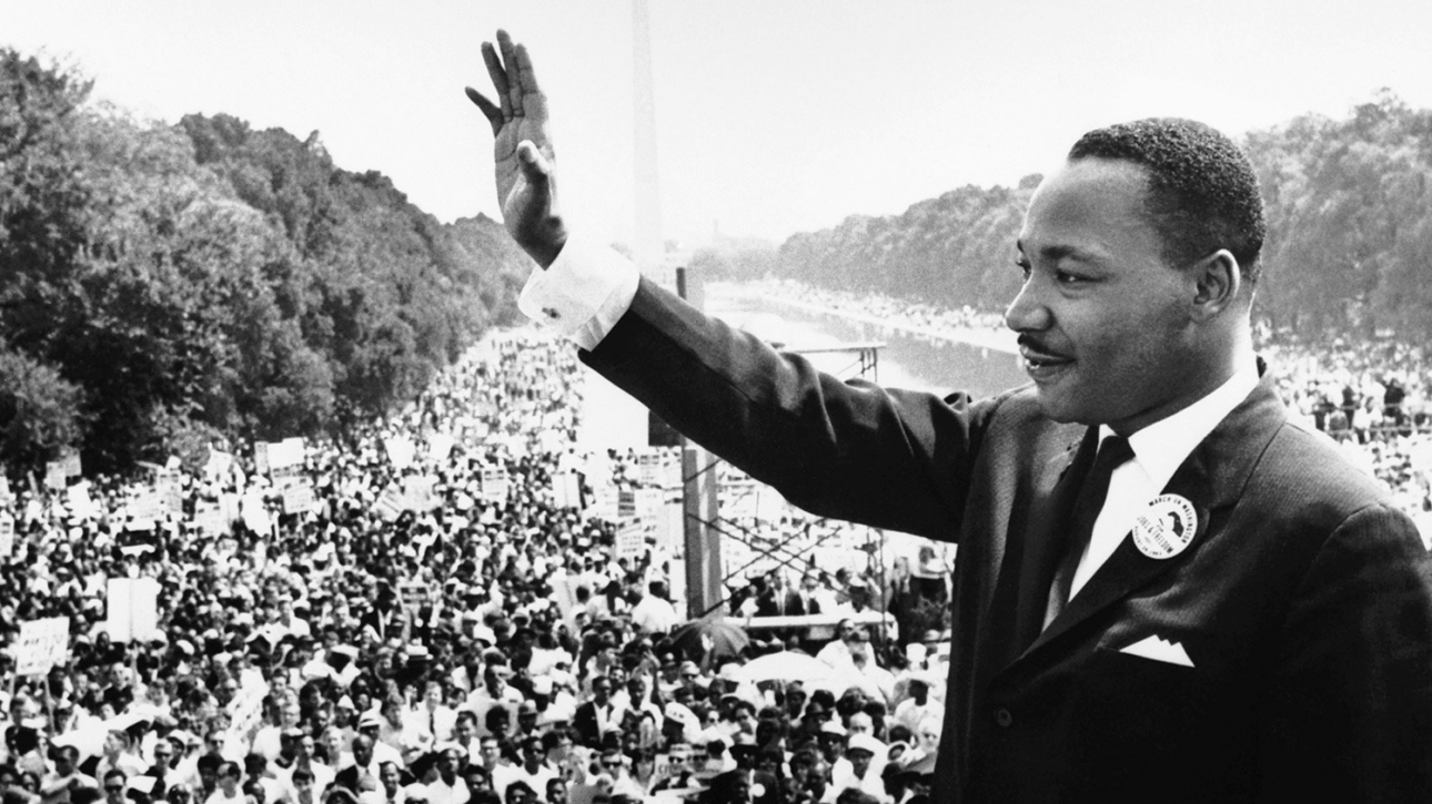 Martin Luther King Jr. acena para população