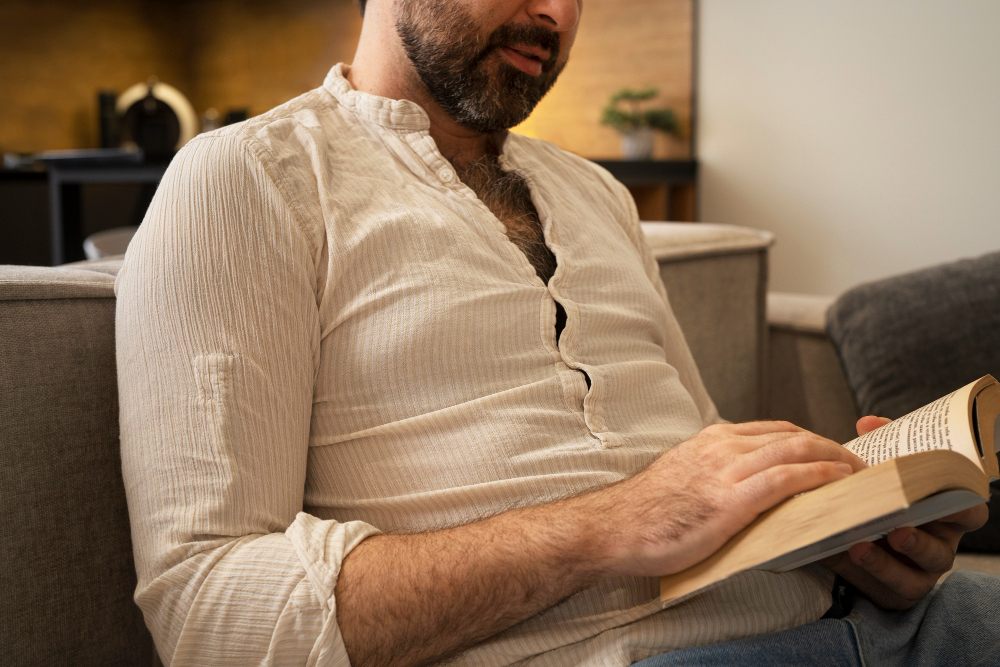 Homem lendo o plano de leitura bíblico